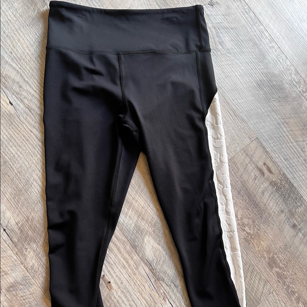 2/18$ deal  6/8 cropped cheetah striped leggings zyia